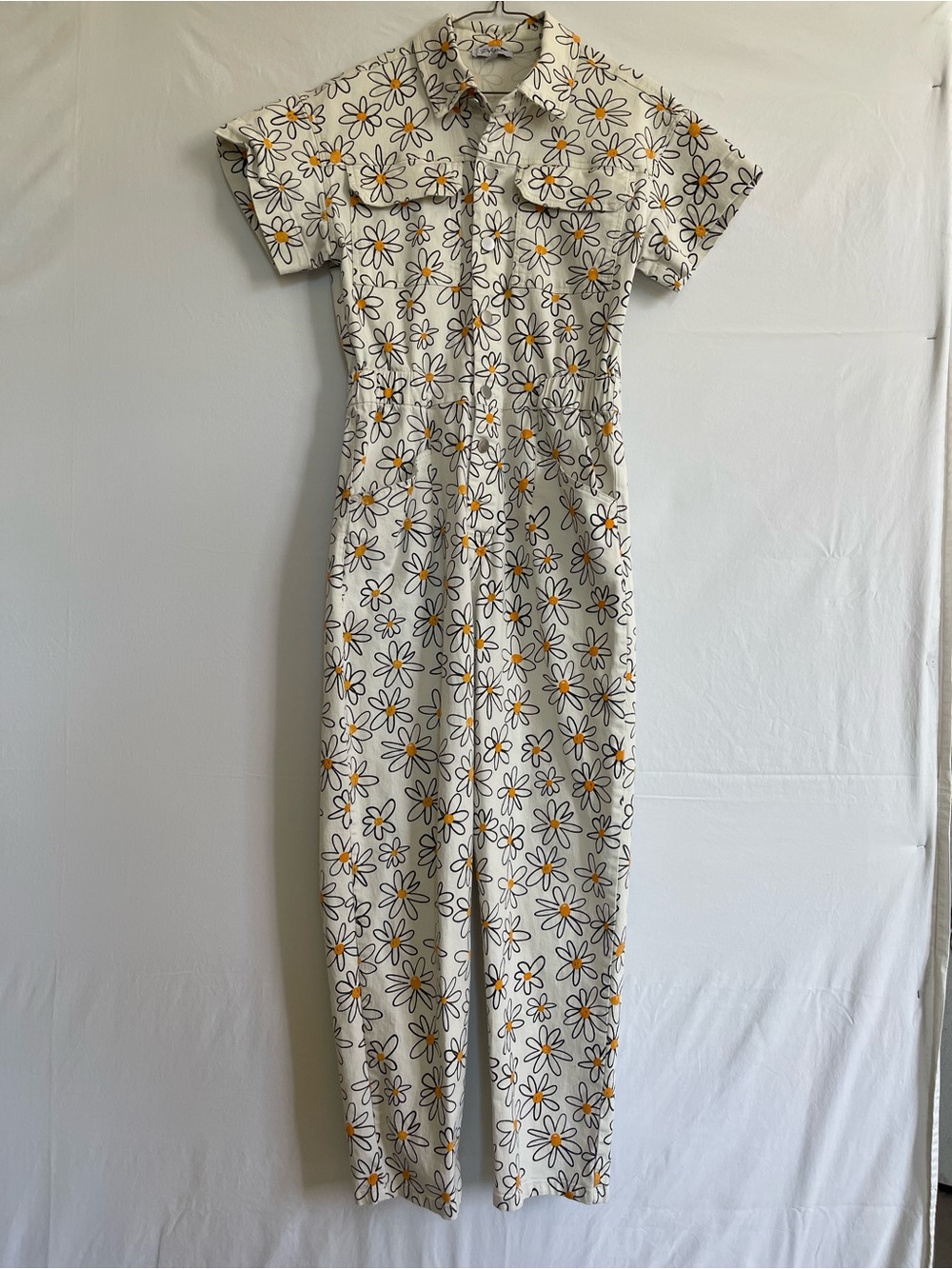 Polagram Cream Top with Black Daisy Outline and Yellow Centers‎